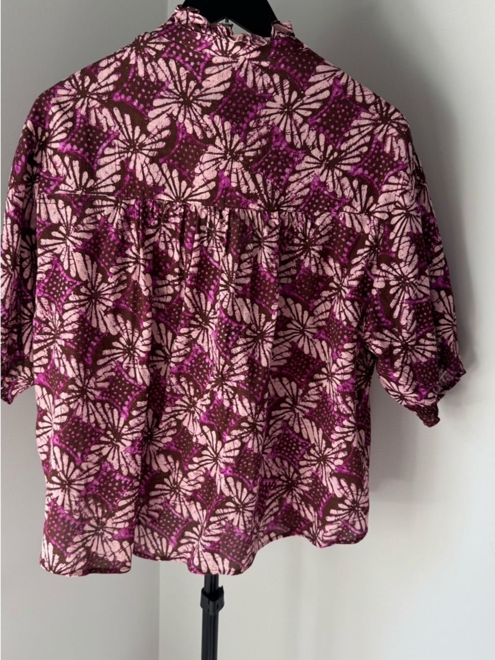Xirena Floral Print V-Neck Women’s Blouse in Pink and Brown - Picture 8 of 10